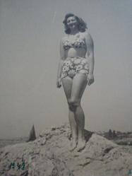 Efemera - İstanbul,Adalar&rsquo;da,Tatilde plaj ,kumsala yakın tepecikte,üzerinde çekilmiş mayolu kadın fotoğrafı-siyah beyaz-orijinal fotoğraf - kitantik - kitaLog