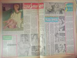Pazar Haftalık Aktüalite Sinema Tiyatro Müzik ve Magazin Dergisi - 10 Ocak 1965 - Leyla Sayar - Tamer Yiğit - Tijen Par - Yılmaz Güney - Sevda Ferdağ - Erol Taş - Oktar Durukan - Işın Kaan - Adnan Şenses - Devlet Devrim - Selma Güneri - Özkan Yılmaz - Tunç Oral - Ercan Tekkan - Lütfü Umu - Abdullah Ferah - Zeki Tezcan - Turan Aksoy - Tunç Başaran - Tamer Yiğit - Ömer Gökay - Manughan - Laurence Harwey - R. Morley - Kim Novak - Reşat İleri - Lawton - Ken Bald - Stan Drake - Joan Sherman - Nüveyre Gültein - Nurlan San - Walt Disney - Mac Raboy - Mort Walker - Sadri Alışık - Gülbi Eray - Nuri Sami Koral - Zeynep Berk - John Cullen Morray - Yalçın Kaya - Belgin Doruk - Kazım Taşkent - Mehmet Seyda - Cüneyt Arkın - Türkan Şoray - Ekrem Bora - Muhterem Nur fotoğraf ve haberi - Yenillmez Yumruk Çizgi Roman - Genç Kız Kalbi Çizgi Roman - Boncuk Çizgi Romanı - Bay Tekin Çizgi Roman - Doktor Kilder Çizgi Romanı - Kırık Kalp Çizgi Romanı - Tam Takım Dergi