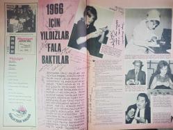 Pazar Haftalık Aktüalite Sinema Tiyatro Müzik ve Magazin Dergisi  - 1 Ocak 1966 - Sevda Ferdağ - Selda Alkor - Fatma Girik - Türkan Şoray - Semra Sar - Ayhan Işık - Tamer Yiğit - Hülya Koçyiğit - Göksel Arsoy - Suzan Avcı - Neriman Köksal - Feridun Kete - Sevim Çağlayan - Yılmaz Gündüz - Ajda Pekkan - Gönül Yazar - Özden Çelik - Vahi Öz - Bilge Tandoğaç - Necdet Tosun - Neriman Köksal - Filiz Akın - Nuran Aksoy - Çolpan İlhan - Orhan Günşiray - Yılmaz Güney - Süleyman Turan - Tamer Yiğit - Yıldız Tezcan - Semih Sergen - Leyla Sayar - Öztürk Serengil - Filiz Akın fotoğraf ve haberi - Ne Oldu Ne Bitti Haberi - 1966 İçin Yıldızlar Fala Baktı Haberi - Pop Sabun Reklamı - Taft Saç Spreyi Reklamı - İpana Diş Macunu Reklamı - Genç Arkadaşlar Fotoromanı - Kırık Kalp Fotoromanı - Tam Takım Dergi