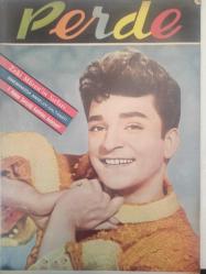 Perde Haftalık Ses Tiyatro ve Sinema Mecmuası Dergisi - 11 Aralık 1964 - Sayı:63 - Zeki Müren - Beş Şeker Kız Filmi - Fatma Girik - Ediz Hun - Leyla Sayar - Feridun Karakaya - Efkan Efekan - Belgin Doruk - Nüzhet Birsel - Ekrem Bora - Semiramis Pekkan - Ajda Pekkan - Lütfi Gökmen - Mutlu Osman - Nihat Boytüzün - Meliha Şoray - Türkan Şoray - Melek Koçyiğit - Jayne Mansfield - Tamer Yiğit - Sevda Ferdağ - Semine Günay - Leyla Sayar - Eser Efser - Zeki Müren - Hülya Koçyiğit - İzzet Günay - Fatma Girik - Erol Tezeren - Belgin Doruk - Müşfik Kenter - Muhterem Nur - Öztürk Serengil - Mylene Demongeot - Fikret Hakan - Tijen Par - Neşe Can - Yıldırım Gürses - Sema Özcan - İsmail Dümbüllü - Feridun Çölgeçen - Charles Richmond - Sevda Ferdağ - Atıf Kaptan - Gina Lollobrigida - Muzaffer Tema - Gülistan Güzey - Behiye Aksoy - Nesrin Sipahi - Ve Allah Gençleri Yarattı Filmi - Tamer Yiğit - Leyla Sayar - Erol Tezeren - Sevil Candan - Nevzat Bilsel fotoğraf ve haberi - Tam Takım Dergi