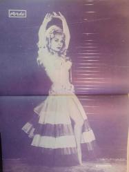 Perde Haftalık Ses Tiyatro ve Sinema Mecmuası Dergisi - 11 Aralık 1964 - Sayı:63 - Zeki Müren - Beş Şeker Kız Filmi - Fatma Girik - Ediz Hun - Leyla Sayar - Feridun Karakaya - Efkan Efekan - Belgin Doruk - Nüzhet Birsel - Ekrem Bora - Semiramis Pekkan - Ajda Pekkan - Lütfi Gökmen - Mutlu Osman - Nihat Boytüzün - Meliha Şoray - Türkan Şoray - Melek Koçyiğit - Jayne Mansfield - Tamer Yiğit - Sevda Ferdağ - Semine Günay - Leyla Sayar - Eser Efser - Zeki Müren - Hülya Koçyiğit - İzzet Günay - Fatma Girik - Erol Tezeren - Belgin Doruk - Müşfik Kenter - Muhterem Nur - Öztürk Serengil - Mylene Demongeot - Fikret Hakan - Tijen Par - Neşe Can - Yıldırım Gürses - Sema Özcan - İsmail Dümbüllü - Feridun Çölgeçen - Charles Richmond - Sevda Ferdağ - Atıf Kaptan - Gina Lollobrigida - Muzaffer Tema - Gülistan Güzey - Behiye Aksoy - Nesrin Sipahi - Ve Allah Gençleri Yarattı Filmi - Tamer Yiğit - Leyla Sayar - Erol Tezeren - Sevil Candan - Nevzat Bilsel fotoğraf ve haberi - Tam Takım Dergi