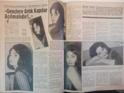 Perde Haftalık Ses Tiyatro ve Sinema Mecmuası Dergisi - 2 Mart 1964 - Sayı:22 - Muhterem Nur - Ayhan Işık - Sahibinin Sesi Filmi - Nurinisa Toksöz - Yılmaz Duru - Feridun Çölgeçen - Jayne Mansfield - Orhan Günşiray - Semiramis Pekkan - Ahmet Tarık Tekçe - Feriha Şen - Tanju Gürsu - Özden Çelik - Zeynep Değirmencioğlu - Vites Mehmet - Nilüfer Aydan - Çiğden Koç - Günseli Genmen - Sadi Hanef - İsmet İnönü - Onur Onat - Perihan Tpçu - Aysel Durukan - Nihal Odyakmaz - Suzan Ersin - Yıldız Küçük - Suzan Ersin - Aydın Uçak - Sevda Sümer - Engin Ünal - Aysun Dilmen - Hilmi Erbil - Gönül Bayram - Belgin Doruk - Süheyl Denizci - Frank Sinatra - Engin Cezzar - Genco Erkal - Öztürk Serengil - Alaaddin Şensoy - Tülin Korman - Serpil Gül - Tamer Yiğit - Brigitte Bardot - Sadri Alışık - Muammer Karaca - Semra Sar - Yılmaz Duru - Kazova Kıyafet Reklamı - Tam Takım Dergi