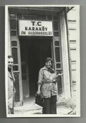 MÜZEYYEN SENAR / KARAKÖY EM.BAŞKOMİSERLİĞİ ÖNÜNDE FOTOĞRAF...