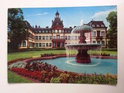 HEDİYE KARTPOSTALI, ALMANYA HANAU TARİHİ MÜZESİ VE BAHÇESİNDEKİ HAVUZ, ARKASI YAZILI, RENKLİ, 15 X 10 CM EBADINDA - 1940'LAR, 1950'LER, 1960'LAR, 1970'LER 1980'LER