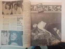 Perde Haftalık Ses Tiyatro ve Sinema Mecmuası Dergisi - 22 Kasım 1965- Sayı:47- Tülin Elgin - Bozuk Düzen Filmi - Belgin Doruk - Ekrem Bora - Müşfik Kenter - Nurhan Nur - Orhan Günşiray - Fikret Hakan - Pervin Par - Nebahat Çehre - Muzaffer Tema - Devlet Devrim - Semiramis Pekkan - Gülsüm Kamu - Yılmaz Güney- Michele Mercier - Mylene Demongeot - Sylvie Vartan - Johnny Hallyday - Nebahat Çehre - Turgut Demirağ - Gülşen Işık - Cüneyt Gökçer - Gürel Ünlüsoy - Aziz Sarıkaya - Necla Ateş - Gönül Yazar - Tülin Elgin - Fikret Hkan - Armağan Şenol - Alberto Cortez - Sadri Alışık - Filiz Akın - Leyla Sayar - Cüneyt Arkın - Elvis Presley - Behiye Aksoy - Perihan Altındağ - Selma Güneri - Nebahat Çehre - Gönül Yazar - Mualla Eken - Müzeyyen Senar - Ahmet Sezgin - Yıldız Tezcan - Nuri Sesigüzel - Nurinnisa Toksöz - Efkan Efekan - Leyla Tunca - Tony Curtis - Ajda Pekkan - Müşfik Kenter fotoğraf ve haberi - Tam Takım Dergi