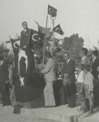 ESKİ KONYA VALİSİ FUAT TUKSAL BİR BAYRAM GÜNÜ KONUŞURKEN...