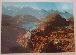 ŞEHİR KARTPOSTALI-ALMANYA/Neuschwanstein Şatosu TEPEDEN GÖRÜNTÜSÜ,ARKASI YAZILMAMIŞ, RENKLİ, 12 X 16 CM EBADINDA - 1950'LER, 1960'LAR, 1970'LER, 1980'LER