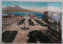 ŞEHİR KARTPOSTALI-İTALYA/NAPOLİ ŞEHİR MERKEZİ MEYDANI VE MARİTİMS İSTASYONU,ARKASI YAZILMAMIŞ, RENKLİ, 12 X 16 CM EBADINDA - 1950'LER, 1960'LAR, 1970'LER, 1980'LER