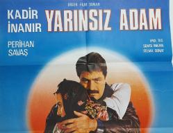 ESKİ DÖNEM YARINSIZ ADAM-KADİR İNANIR-PERİHAN SAVAŞ-EROL TAŞ-ŞEMSİ İNKAYA ORİJİNAL SİNEMA AFİŞİ ÇOK NADİRDİR