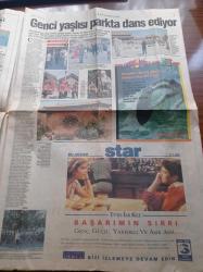 Sabah Pazar Melodi Gazetesi - 17 Eylül 1995 - Sinema Tarihinin En Pahalı Filmi Waterworld - Kevin Costner - Yeşim Salkım Kendimi Şarkıcı Olarak Görmüyorum - Doğru Erkekle Nerede Tanışılır - Genci Yaşlısı Parkta Dans Ediyor - 32. Gün'e Taze Kan - İhsan Berker - Mehmet Ali Birand