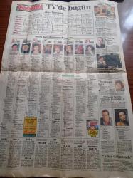 Sabah Pazar Melodi Gazetesi - 17 Eylül 1995 - Sinema Tarihinin En Pahalı Filmi Waterworld - Kevin Costner - Yeşim Salkım Kendimi Şarkıcı Olarak Görmüyorum - Doğru Erkekle Nerede Tanışılır - Genci Yaşlısı Parkta Dans Ediyor - 32. Gün'e Taze Kan - İhsan Berker - Mehmet Ali Birand