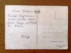 HEDİYE KARTPOSTALI, BİRBİRİNE SARILMIŞ MUTLU BİR ÇİFT, SARIŞIN GÜZEL KADIN VE YAKIŞIKLI SEVGİLİSİ, ROMANTİK BİR KARE, ARKASI YAZILI, RENKLİ, 10 X 15 CM EBADINDA - 1940'LAR, 1950'LER, 1960'LAR, 1970'LER 1980'LER