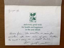 HEDİYE KARTPOSTALI, ÇİFT YAPRAK, ''GREETİNGS'' YAZILI YEŞİL FON ÜZERİNE BEYAZ YAPRAK DESENLERİ, İÇİ YAZILI, RENKLİ, 10 X 15 CM EBADINDA - 1940'LAR, 1950'LER, 1960'LAR, 1970'LER 1980'LER