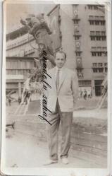 Ankara Ulus Atatürk Heykeli Önünde Milli Bayram Kutlamasında Poz Veren Takım Elbiseli Adam / Foto Ar