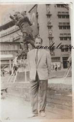 Ankara Ulus Atatürk Heykeli Önünde Milli Bayram Kutlamasında Poz Veren Takım Elbiseli Adam / Foto Ar