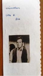 HEDİYE KARTPOSTALI, ÇİFT YAPRAK, İNGİLİZCE YAZILI DOĞUM GÜNÜ KUTLAMA KARTI, SU KUYUSU YANINDA OTURAN KIZ VE ÇİÇEKLER ÇİZİMİ, İÇİ YAZILI VE HOLLYWOOD AKTÖRLERİNDEN BİRİNİN FOTOĞRAFI YAPIŞTIRILMIŞ, RENKLİ, 8 X 16 CM EBADINDA - 1940'LAR, 1950'LER, 1960'LAR, 1970'LER 1980'LER