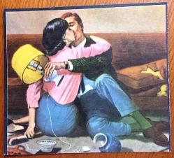 Efemera - HEDİYE KARTPOSTALI, YERDE OTURUP BİRBİRİNE SARILMIŞ ŞEKİLDE ÖPÜŞEN ÇİFT ÇİZİMİ, SEVGİ DOLU ROMANTİK BİR KARE, ARKASI YAZILMAMIŞ, RENKLİ, 11 X 13 CM EBADINDA - 1940'LAR, 1950'LER, 1960'LAR, 1970'LER 1980'LER - kitantik - kitaLog