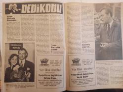Artist Haftalık Ses Tiyatro ve Sinema Mecmuası Dergisi - 30 Ekim 1962 - Sayı:119 - Leyla Sayar - Yalnızlar İçin Filmi - Türkan Şoray - Atanur Oğuz - Tanju Gürsu - Attila Yelkenci - Ali Şen - Tanju Gürsu - Filiz Akın - Ulvi Uraz - Süreyya Gürol - Zeki Müren - Nail Yurdakul - Ayten Çankaya - Muzaffer Tema - Zeynep Değirmencioğlu - Semih Sergen - Altan Karındaş - Muhterem Nur - Agah Özgüç - Yücel Özturan - Leyla Sayar - Fikret Hakan - Tunca Aksoy - Muzaffer Tema - Gönül Yazar - Nebahat Çehre - Neriman Köksal - Orhan Günşiray - Ahmet Mekin - Zeki Müren - Tanju Gürsu - Göksel Arsoy - Muhterem Nur - Yılmaz Duru - Erkan Yolaç - Aysel Tanju - Meral Sayın - Yücel Özturan - Mansur Sevindik - Samim Meriç - Suphi Kaner - Artist Film Reklamı - Belgin Doruk fotoğraf ve haberi - Tam Takım Dergi