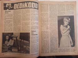 Artist Haftalık Ses Tiyatro ve Sinema Mecmuası Dergisi - 27 Kasım 1962 - Sayı:123 - Ayhan Işık - Fatma Girik - Zoraki Milyoner Filmi - Belgin Doruk - Muzaffer Tema - Menekşe Gözlerin Hikayesi haberi - Leyla Sayar - Ayten Çankaya - Gönül Yazar - Özden Çelik - Tanju Gürsu - Sahte Nikah filmi - Zeynep Değirmencioğlu - Türkan Şoray - Ülkü Erakalın - Mualla Sürer - Fatma Girik - Neriman Köksal - Göksel Arsoy - Mualla Sürer - Efgan Efekan - Uğur Kıvılcım - Tunca Aksoy - Kadri Ögelman - Gani Turanlı - Leyla Sayar - Özden Çelik - Gönül Yazar - Meral Sayın - Sadettin Erbil - Sunay Uslu- Eşref Kolçak - Caner Büdü - Orhan Günşiray - Levent'te Bir Köşk Vardır haberi - Suzan Avcı Kadir Savun - Meriç Başaran - Hasan Ceylan - Talat Gözbak fotoğraf ve haberi - Tam Takım Dergi