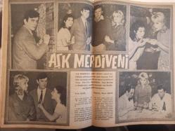 Artist Haftalık Ses Tiyatro ve Sinema Mecmuası Dergisi - 27 Kasım 1962 - Sayı:123 - Ayhan Işık - Fatma Girik - Zoraki Milyoner Filmi - Belgin Doruk - Muzaffer Tema - Menekşe Gözlerin Hikayesi haberi - Leyla Sayar - Ayten Çankaya - Gönül Yazar - Özden Çelik - Tanju Gürsu - Sahte Nikah filmi - Zeynep Değirmencioğlu - Türkan Şoray - Ülkü Erakalın - Mualla Sürer - Fatma Girik - Neriman Köksal - Göksel Arsoy - Mualla Sürer - Efgan Efekan - Uğur Kıvılcım - Tunca Aksoy - Kadri Ögelman - Gani Turanlı - Leyla Sayar - Özden Çelik - Gönül Yazar - Meral Sayın - Sadettin Erbil - Sunay Uslu- Eşref Kolçak - Caner Büdü - Orhan Günşiray - Levent'te Bir Köşk Vardır haberi - Suzan Avcı Kadir Savun - Meriç Başaran - Hasan Ceylan - Talat Gözbak fotoğraf ve haberi - Tam Takım Dergi