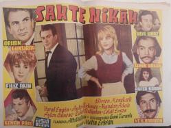 Artist Haftalık Ses Tiyatro ve Sinema Mecmuası Dergisi - 11 Aralık 1962 - Sayı:125 - Türkan Şoray - Kanun Der Ki Filmi - Bir Film Nasıl Hazırlanır ? haberi - Şadan Kamil - Bülben Uz - Birsen Kaya - Behiye Aksoy - Osman Bölükbaşı - Cahide Sonku - Cahid Irgat - Senih Orkan - Ersun Kazançel - Fikret Hakan - İlk Filmini Beraber Seyrettik haberi - Tunca Aksoy - Göksel Arsoy - Ayşe Nur Aksoy - Nail Yurdakul - Filiz Akın - Tunca Aksoy - Sahte Nikah Filmi - Orhan Günşiray - Kenan Pars - Ulvi Uraz - Senih Orkan - Ayfer Koray - Hüseyin Baradan - Nihal Akın - Efgan Efekan - Göksel Arsoy - Filiz Akın - Rüya Gümüşata - Ahmet Tarık Tekçe - Hayri Caner Kemal - Aysel Tanju - Halit Refiğ - Lale Oraloğlu - Mualla Sürer - Ayhan Işık - Belalı Torun filmi - Fatma Girik - Zeynep Demircioğlu - Nedret Güvenç - Turgut Özatay - Semra Sar - Senih Orkan - Attila Dinçer fotoğraf ve haberi - Tam Takım Dergi