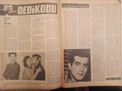 Artist Haftalık Ses Tiyatro ve Sinema Mecmuası Dergisi - 12 Şubat 1963 - Sayı:133 - Belgin Doruk - İki Kocalı Kadın Filmi - Fatma Girik - Turgut Özatay - Ahmet Tarık Tekçe - Öztürk Serengil - Tunca Aksoy - Orhan Günşiray - Belgin Doruk - Aliki Vuyuklaki - Türkan Şoray - Atıf Yılmaz - Filiz Akın - Özden Çelik - Gönül Yazar - Ayhan Işık - Aşk Merdiveni Filmi - Atilla Oğuz - Recep Ekicigil - Muzaffer Tema - Gönül Bayhan - Yılmaz Duru - Samim Meriç - Sevim Çağlayan - Meral Sayın - Cavidan Dora - Neriman Köksal - Sevda Nur - Gani Turanlı - Salih Tozan - Necdet Tosun - Kadir Savun - Nejat Saydam - Nüzhet Birsel fotoğraf ve haberi - Tam Takım Dergi