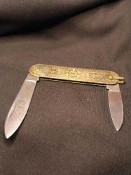 ÇAKI SÜRMENE ÇOK ŞIK VE KALİTELİ.GOLD PİRİNÇ GÖVDE.ÖZEL ÇELİK BIÇAKLAR ( KULLANILMAMIŞ) 160