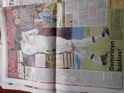 Milliyet Gazetesi - 7 Kasım 2007 - Kenan Evren Memur Kürtçe Bilmeli - Sahnede Üç Arkadaş Sezen Aksu Ajda Pekkan Nilüfer - Başbakan Recep Tayyip Erdoğan Bir Düşman Varsa Yok Edilmelidir - Rehin Düşen Askerin Annesi Oğlum Ölse Bakan Sevinecek Miydi - Abdullah Gül Askeri Safhadayız - Beşiktaş Liverpool Karşısında Tarihi Hezimet 8 0