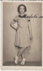 Elbiseli Genç Kız / Fotoğraf Stüdyosu: Foto Sümer, İzmir