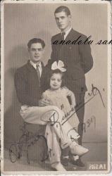 Güzel Elbiseli Küçük Kız ve Şık Giyimli İki Erkek, 1939 / Fotoğraf Stüdyosu: Foto Hilal, Ankara
