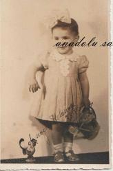 Güzel Elbiseli Küçük Kız - Çim Sulama İbriği ve Horoz Biblosu Detayıyla / Fotoğraf Stüdyosu: Foto S. Süreyya, İstanbul