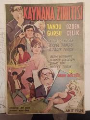 Artist Haftalık Ses Tiyatro ve Sinema Mecmuası Dergisi - 18 Ağustos 1964 - Sayı:34 - Semra Sar - Tamer Yiğit - Kaynana Zırıltısı filmi - Tanju Gürsu - Özden Çelik - Ajda Pekkan - Aysel Tanju - Ahmet Tarık Tekçe - Neriman Köksal - Gönül Yazar - Orhan Boran - Özden Çelik - Ayhan Işık - Filiz Akın - Kadir Savun - Pervin Par - Semih Sergen - Cüneyt Arkın - Sevda Nur - Elif Türkan - Kenan Pars - Çetin Ener - Semra Sar - Peppino Di Capri - Fikret Hakan - Semiramis Pekkan - Belgin Doruk - Mine Coşkun - Nebile Teker - Nevin Aypar - Fatma Girik - Nathalie Wood - Feridun Çölgeçen - Çetin Ener - Öztürk Serengil - Filiz Akın - Başar Tamer - Suphi Kaner - Nuray Uslu - Erol Keskin - Sevda Ferdağ - Özden Çelik - Hülya Koçyiğit - Mualla Sürer - Gülistan Güzey - Ferit Ceylan - Nurlan San - Yılmaz Duru - Muhterem Nur - Ayhan Işık - Zeki Müren - Metin Erksan - Nilgün Esen - Ece Han - Ayfer Feray - Fatma Girik - Nilgün Esen - Ajda Pekkan fotoğraf ve haberi - Tam Takım Dergi