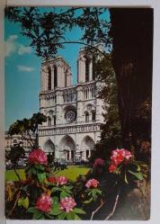 ŞEHİR KARTPOSTALI-FRANSA/PARİS NOTRE-DAME KATEDRALİ VE MUHTEŞEM BAHÇESİ,ARKASINA YAZILMAMIŞ, RENKLİ, 12 X 16 CM EBADINDA - 1950'LER, 1960'LAR, 1970'LER, 1980'LER