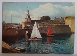 ŞEHİR KARTPOSTALI-FRANSA/BRETONYA DENİZ MİMARİ YAPILAR TAŞ KÖPRÜ GÖRÜNTÜSÜ VE YELKENLİ KAYIKLAR,ARKASINA YAZILMAMIŞ, RENKLİ, 12 X 16 CM EBADINDA - 1950'LER, 1960'LAR, 1970'LER, 1980'LER