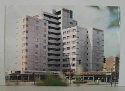 ŞEHİR KARTPOSTALI-ALMANYA/HAMBURG'TAN BİR APART OTEL GÖRÜNTÜSÜ,ARKASINA YAZILMAMIŞ, RENKLİ, 12 X 16 CM EBADINDA - 1950'LER, 1960'LAR, 1970'LER, 1980'LER