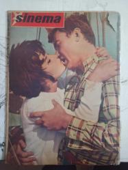 Sinema Haftalık Ses Tiyatro ve Sinema Mecmuası Dergisi - 8 Kasım 1961 - Sayı:52 - Birsen Menekşeli - Gönül Yazar - Göksel Arsoy - Türkan Şoray - İki Aşk Arasında filmi - Nilüfer Aydan - Peri Han - Aşktan da Üstün filmi - Ayhan Işık - Ahmet Mekin - Peri Han - Serpil Gül - Aydın Arakon - Pervin Par - Avni Dilligil - Feride Celal - Göksel Arsoy - Belgin Doruk - Muzaffer Tema - Ayten Çankaya - Leyla Sayar - Fahrettin Kerim - Sezer Sezin - Kenan Artun - Özden Çelik - Suphi Kaner - Kadir Savun - Erol Taş - Türkan Şoray - Orhan Öztürk - Suzan Yakar - Adnan Şenses - Handan Adalı - Evrim Fer - Ülkü Erakalın - Hancı filmi - Turgut Özatay - Gülistan Güzey - Yılmaz Duru - Aysel Tanju - Eşref Kolçak - Mehmet Özekit - Gani Turanlı - Orhan Günşiray - Salih Tozan - Necdet Tosun - Sami Hazinses - Handan Adalı - Suna Selen - Zeynep Değirmencioğlu - Cahide Sonku - Leyla Sayar fotoğraf ve haberi - Tam Takım Dergi