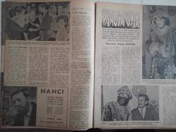 Sinema Haftalık Ses Tiyatro ve Sinema Mecmuası Dergisi - 8 Kasım 1961 - Sayı:52 - Birsen Menekşeli - Gönül Yazar - Göksel Arsoy - Türkan Şoray - İki Aşk Arasında filmi - Nilüfer Aydan - Peri Han - Aşktan da Üstün filmi - Ayhan Işık - Ahmet Mekin - Peri Han - Serpil Gül - Aydın Arakon - Pervin Par - Avni Dilligil - Feride Celal - Göksel Arsoy - Belgin Doruk - Muzaffer Tema - Ayten Çankaya - Leyla Sayar - Fahrettin Kerim - Sezer Sezin - Kenan Artun - Özden Çelik - Suphi Kaner - Kadir Savun - Erol Taş - Türkan Şoray - Orhan Öztürk - Suzan Yakar - Adnan Şenses - Handan Adalı - Evrim Fer - Ülkü Erakalın - Hancı filmi - Turgut Özatay - Gülistan Güzey - Yılmaz Duru - Aysel Tanju - Eşref Kolçak - Mehmet Özekit - Gani Turanlı - Orhan Günşiray - Salih Tozan - Necdet Tosun - Sami Hazinses - Handan Adalı - Suna Selen - Zeynep Değirmencioğlu - Cahide Sonku - Leyla Sayar fotoğraf ve haberi - Tam Takım Dergi