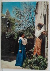 ŞEHİR KARTPOSTALI-FRANSA/LES BAUX KÖYÜNDEN GELENEKSEL KIYAFETLERİ GİYMİŞ KADINLAR,ARKASINA YAZILMAMIŞ, RENKLİ, 12 X 16 CM EBADINDA - 1950'LER, 1960'LAR, 1970'LER, 1980'LER