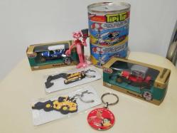 Tipitip görselli nostaljik teneke metal kumbara altı kapalı. Klasik model mini araba lar avea anahtarlık promosyon reklam Hafriyat inşaat araçları kepçe anahtarlık set pembe panter figür oyuncak biblo koleksiyon dekor hediye nostalji tasarım süs hobi eğlence vintage aksesuar