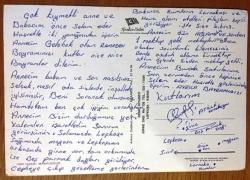 HEDİYE KARTPOSTALI, MAVİ FON ÜZERİNE KIBRIS HARİTASI, ARKASI YAZILI (KIBRIS'TA ASKERLİK VAZİFESİNİ YAPAN BİR ERDEN AİLESİNE YAZILMIŞ BİR MEKTUP), RENKLİ, 10 X 15 CM EBADINDA - 1940'LAR, 1950'LER, 1960'LAR, 1970'LER 1980'LER