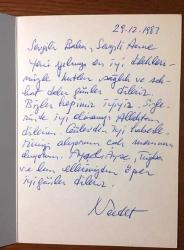 HEDİYE KARTPOSTALI, ÇİFT YAPRAK, OSMANLI ZAMANI TÜRK DESENLERİYLE İŞLENMİŞ HALI KİLİM MOTİFLERİ, İÇİ YAZILI (1983 YILINDA YILBAŞI İÇİN ANNE VE BABAYA YAZILMIŞ BİR MEKTUP), RENKLİ, 11 X 15 CM EBADINDA - 1940'LAR, 1950'LER, 1960'LAR, 1970'LER 1980'LER