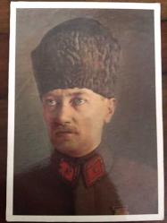 HEDİYE KARTPOSTALI, MUSTAFA KEMAL ATATÜRK'ÜN KALPAKLI RESMİ, ARKASI YAZILMAMIŞ, RENKLİ, 12 X 17 CM EBADINDA - 1940'LAR, 1950'LER, 1960'LAR, 1970'LER 1980'LER