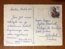 ŞEHİR KARTPOSTALI, 1960'LARDA ALMANYA BERLİN CADDELERİNDEN ÇEKİLMİŞ BİR FOTOĞRAF, ARKASI YAZILI VE PULLU (1967 YILINDA YAZILMIŞ BİR MEKTUP), RENKLİ, 15 X 10 CM EBADINDA - 1940'LAR, 1950'LER, 1960'LAR, 1970'LER 1980'LER