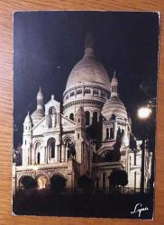 ŞEHİR KARTPOSTALI, FRANSA PARİS SACRÉ-CŒUR BAZİLİKASINDAN BİR AKŞAM FOTOĞRAFI, ARKASI YAZILI VE PULLU (1974 YILINDA YAZILMIŞ BİR MEKTUP), RENKLİ, 15 X 10 CM EBADINDA - 1940'LAR, 1950'LER, 1960'LAR, 1970'LER 1980'LER
