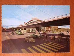 ŞEHİR KARTPOSTALI, BELÇİKA'NIN BAŞKENTİ BRÜKSEL'DE BİR CADDE VE ÜZERİNDEN GEÇEN VİYADÜK VE ESKİ MODEL ARABALAR, NOSTALJİK BİR FOTOPRAF, ARKASI YAZILI VE ÇİFT PULLU, RENKLİ, 15 X 10 CM EBADINDA - 1940'LAR, 1950'LER, 1960'LAR, 1970'LER 1980'LER