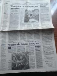 Cumhuriyet Gazetesi - 31 Mart 1999 - Yeşilçam'ın Tuvaletçi Kadını Suzan Akay Yaşamını Yitirdi - Sırp Güçlerinin Uyguladığı Baskı Yüzünden Binlerce Kosovalı Yollara Düştü - NATO'dan Miloseviç'e Ret -  21 Yıl Sonra Kayseri'de Bülent Ecevit İktidarını İlan Etti - Rusya Ankara Büyükelçisi Lebedev ABD Yanlış Yapıyor - Mesut Yılmaz - Deniz - Fenerbahçe'de Rüştü Reçber Sıkıntısı