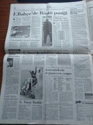 Cumhuriyet Gazetesi - 31 Mart 1999 - Yeşilçam'ın Tuvaletçi Kadını Suzan Akay Yaşamını Yitirdi - Sırp Güçlerinin Uyguladığı Baskı Yüzünden Binlerce Kosovalı Yollara Düştü - NATO'dan Miloseviç'e Ret -  21 Yıl Sonra Kayseri'de Bülent Ecevit İktidarını İlan Etti - Rusya Ankara Büyükelçisi Lebedev ABD Yanlış Yapıyor - Mesut Yılmaz - Deniz - Fenerbahçe'de Rüştü Reçber Sıkıntısı