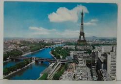 ŞEHİR KARTPOSTALI-FRANSA/PARİS EYFEL KULESİNİN UZAKTAN GÜNDÜZ GÖRÜNTÜSÜ,ARKASINA YAZILMAMIŞ, RENKLİ, 12 X 16 CM EBADINDA - 1950'LER, 1960'LAR, 1970'LER, 1980'LER