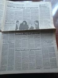 Cumhuriyet Gazetesi - 2 Kasım 1991 - Lyon Kahramanı Trabzonsporlu Orhan - Bakırköyspor'a Başkan Adayı Garbis Yeremyan - İstanbul Anakent Belediye Başkanı Nurettin Sözen Asıl Kirlilik Egzozdan - Albay Muammer Kaddafi PKK'ya Arka Çıkıyor - Barzani Türkiye İle Karada Savaşırız - Ankara Operasyon Kuzey Irak Halkına Yönelik Değil - Ortadoğu Barış Konferansı - İsrail Başbakanı İzak Şamir - Erdal İnönü - SHP'de Kurultay 25 Ocakta - Dev Sol Davası 12 Eylül'ün Son Toplu Davası - TÜYAP 10. Kitap Fuarı- DYP Lideri Süleyman Demirel - Turgut Özal