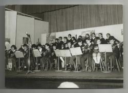 MÜZİSYEN İLKOKUL TALEBELERİ İKİ ADET SB FOTOĞRAF...